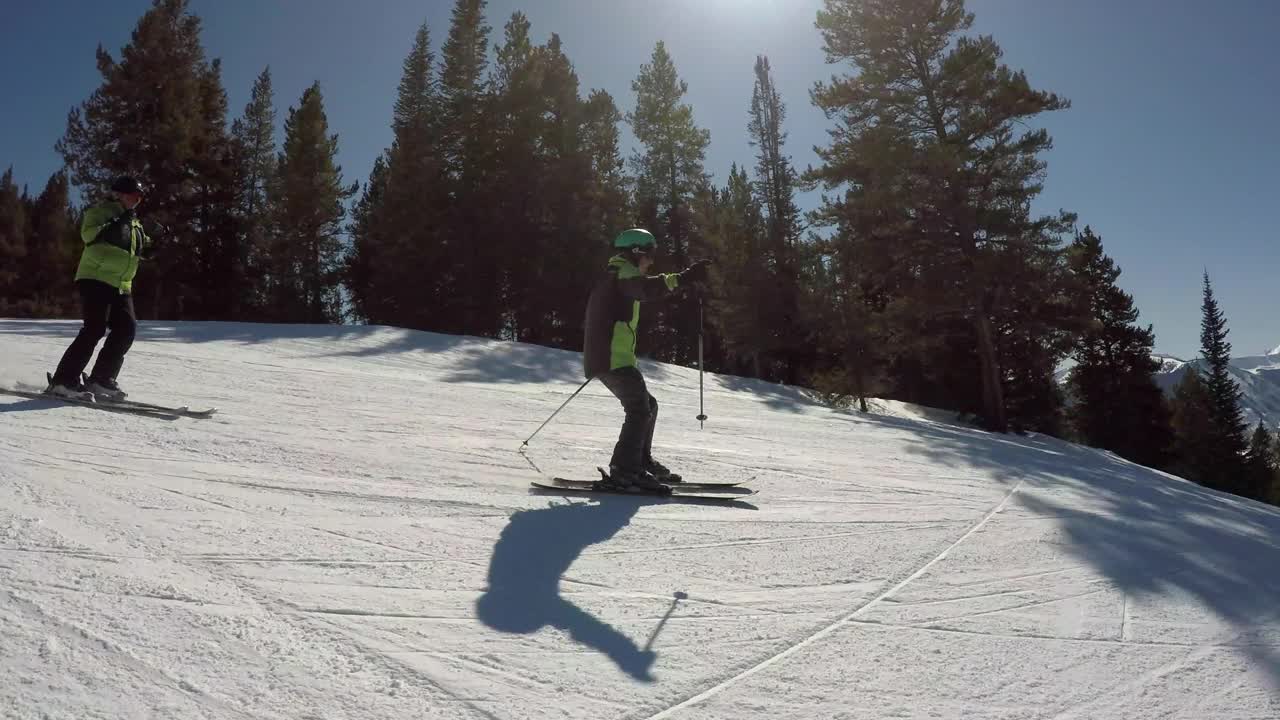 男性截肢残疾人滑雪2021年视频素材