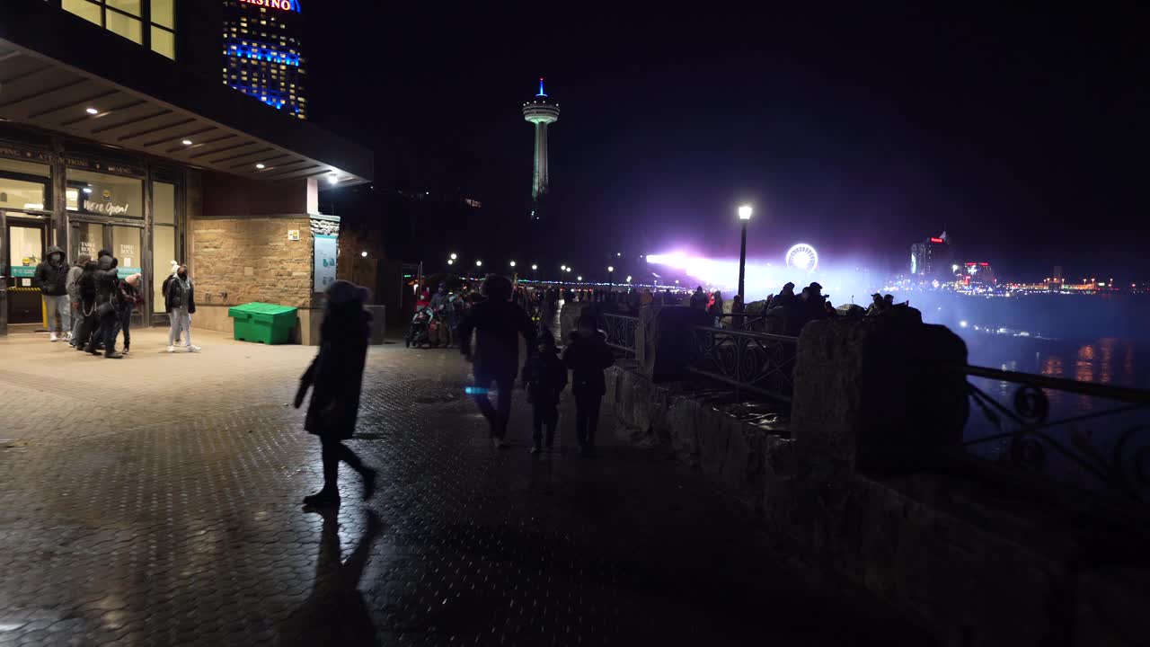 尼亚加拉瀑布的塔和灯光，加拿大一侧的夜晚视频下载