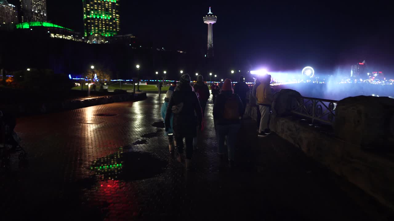 尼亚加拉瀑布的塔和灯光，加拿大一侧的夜晚视频下载