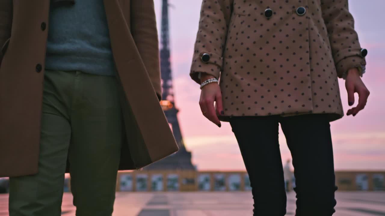 这对情侣手牵着手从巴黎埃菲尔铁塔走出来视频下载