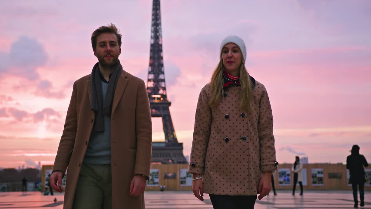 这对恩爱情侣手牵着手从巴黎埃菲尔铁塔上走下来视频下载