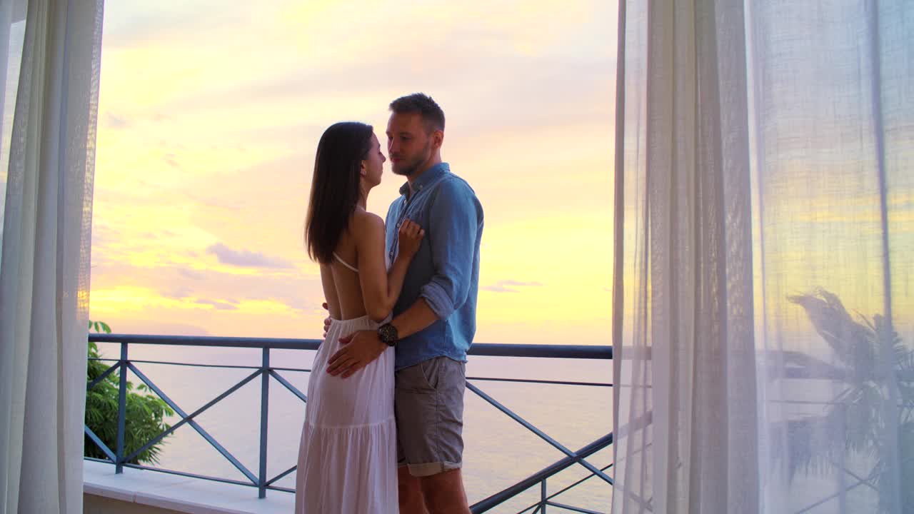 露台上浪漫的日落。情侣拥抱，欣赏风景视频下载