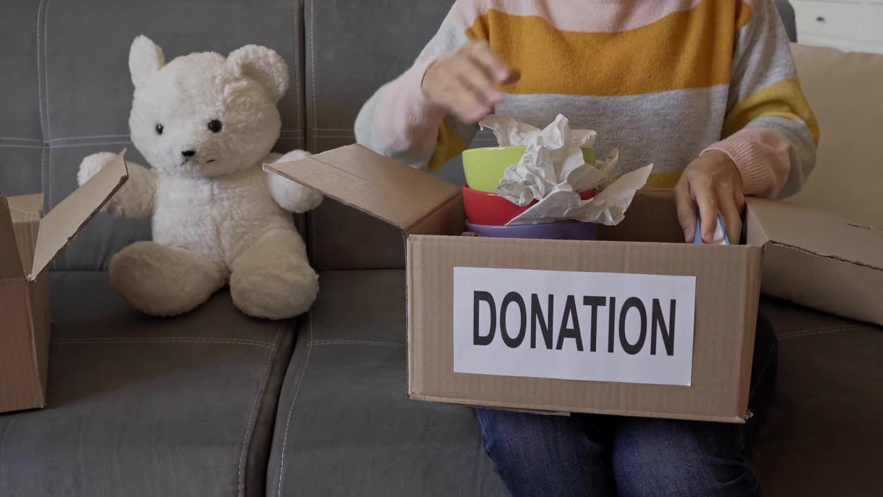 一个慈善盒子的特写，里面装满了家里不需要的物品视频素材