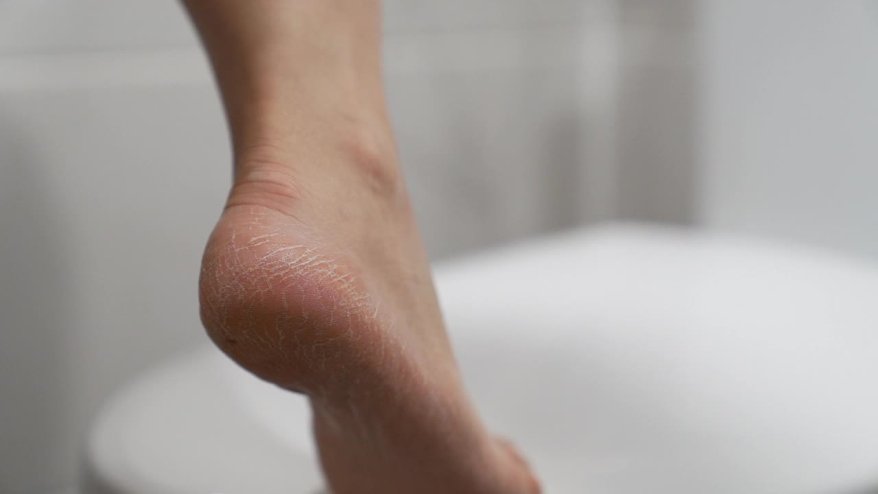 家居足部护理-浴室用足部锉刀去角质的风景/韩国视频下载