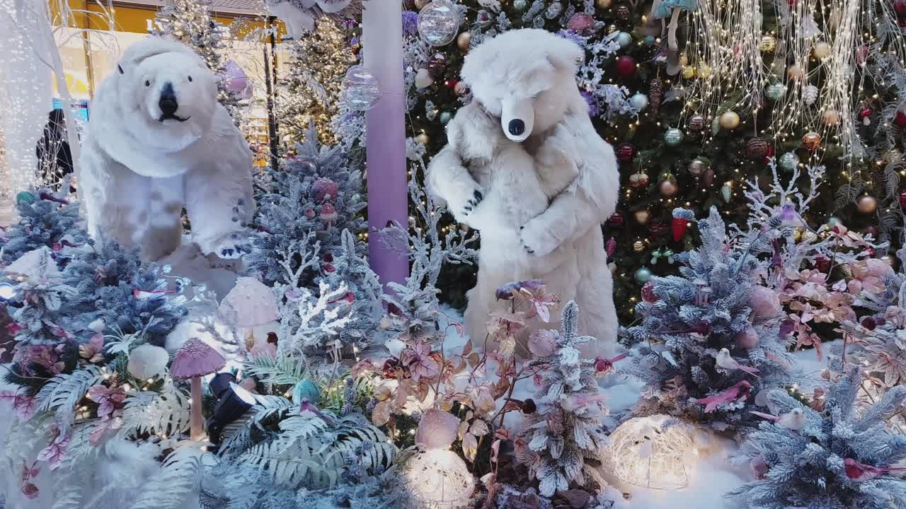 圣诞树上装饰着冬天的花环和照明灯。购物中心里的北极熊家庭玩具。销售,折扣的概念。假期的乐趣。特写镜头。新年前夕视频下载