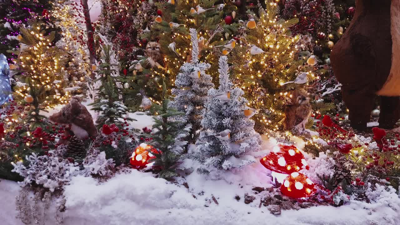 圣诞树装饰玩具，冬季花环和照明灯在购物中心的商场，特写。销售,折扣的概念。假期的乐趣。新年前夕视频下载