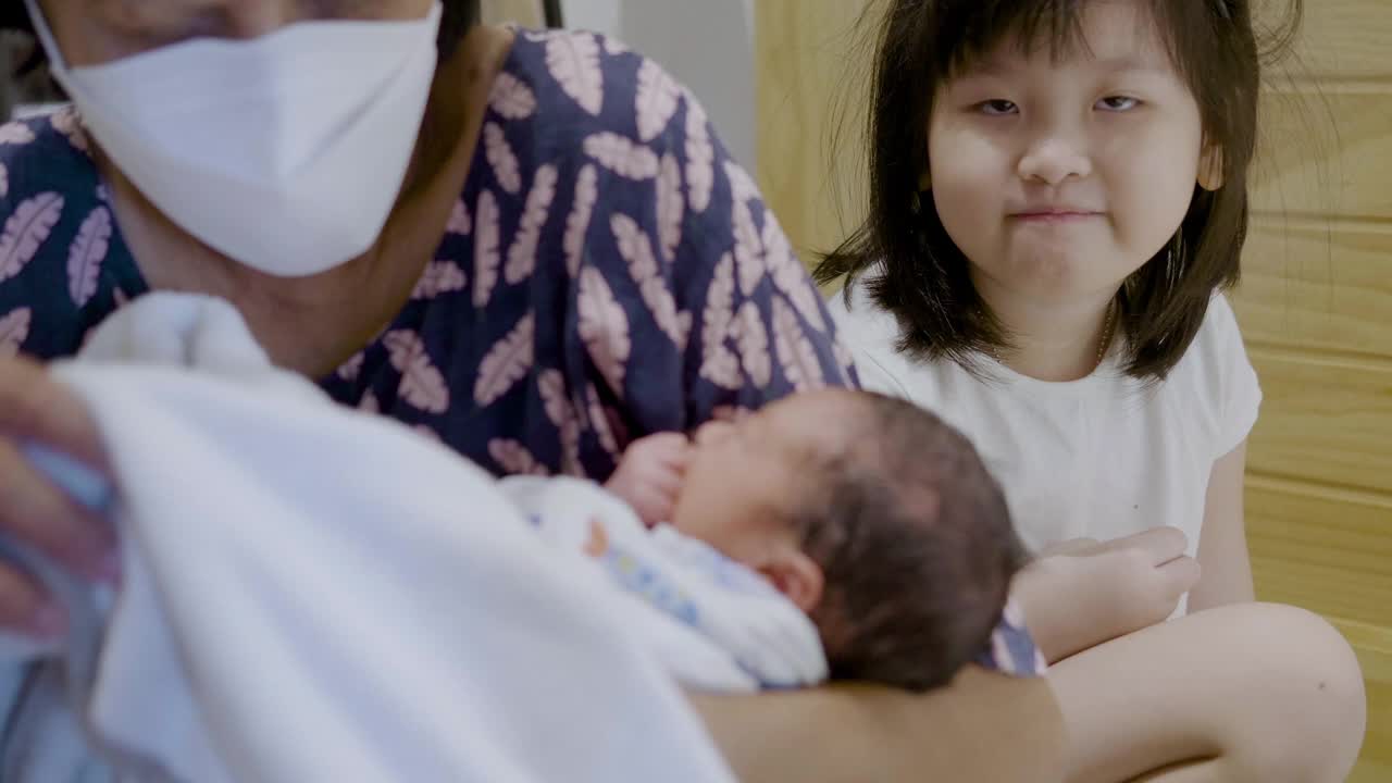 亚洲母亲给她的新生儿洗澡。视频素材