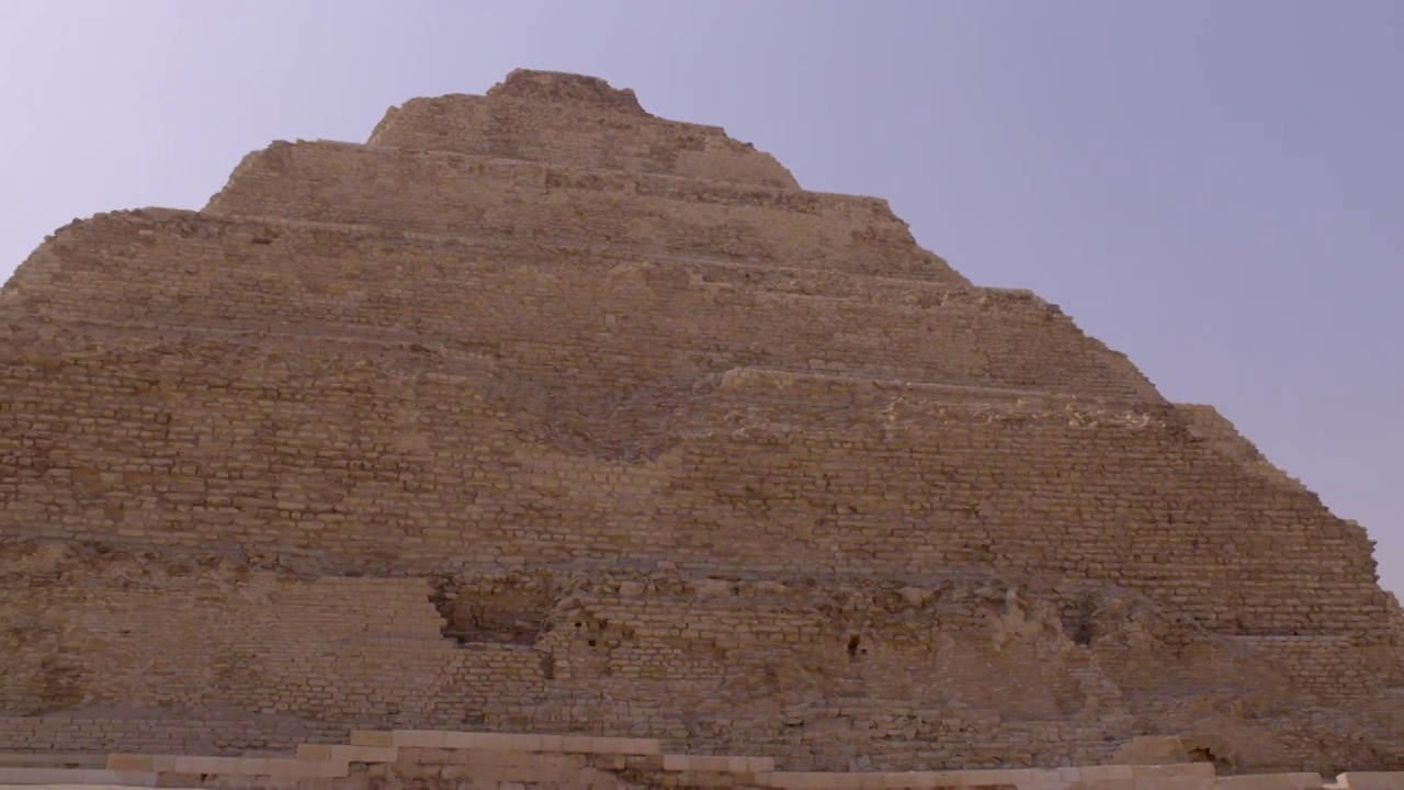 塞加拉德乔塞阶梯金字塔的低角度拍摄视频下载