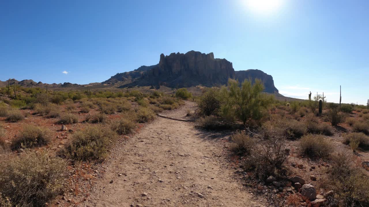 亚利桑那州凤凰城附近山脉的徒步旅行路线视频素材