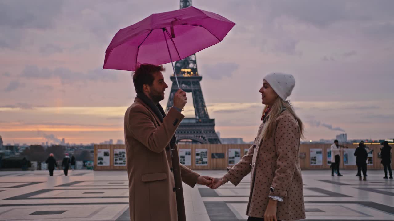 在巴黎埃菲尔铁塔旁，一对深情的情侣拥抱亲吻视频下载