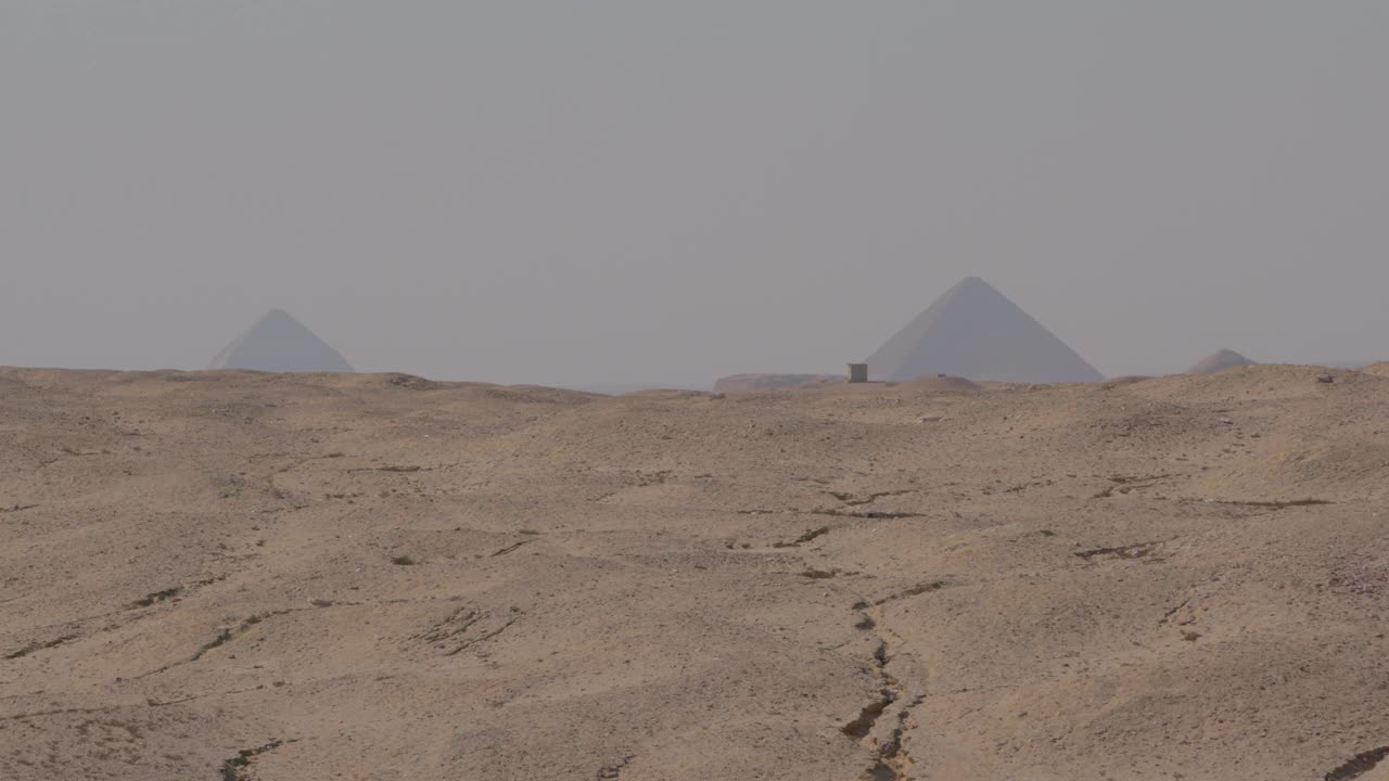从远处看到的塞加拉金字塔的广角照片视频下载