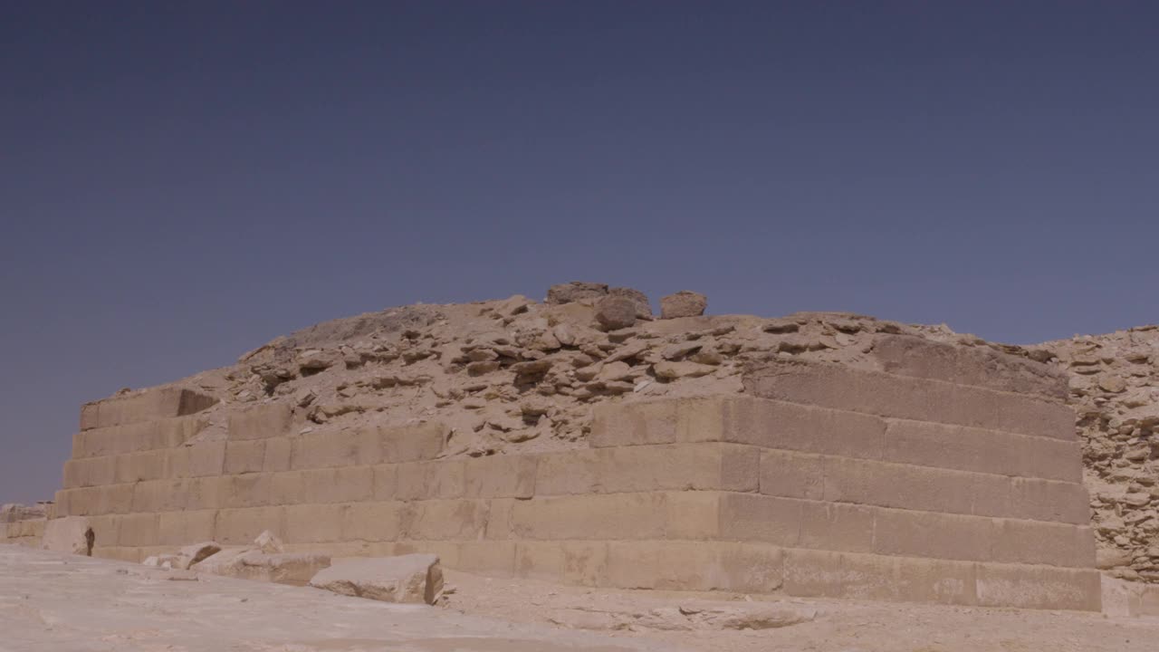 右图拍摄的是塞加拉古遗址的残墙视频下载
