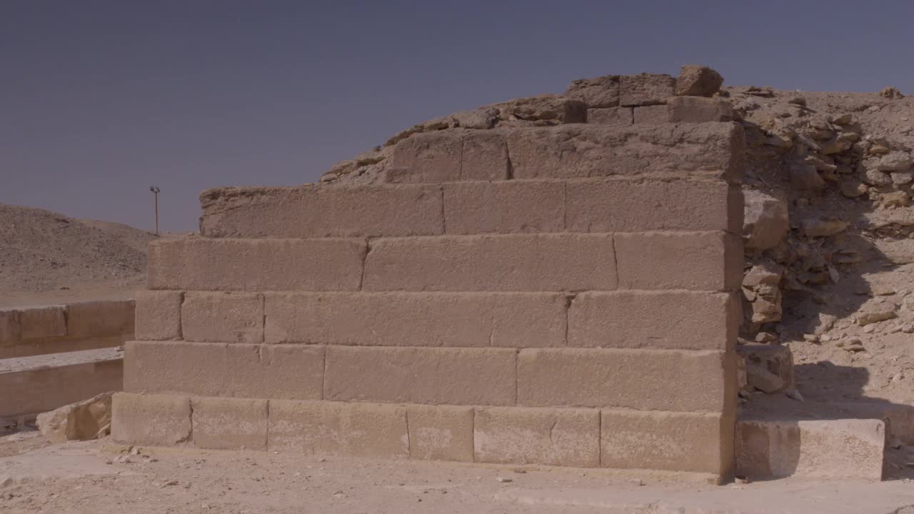 右图拍摄的是塞加拉古遗址的残墙视频下载