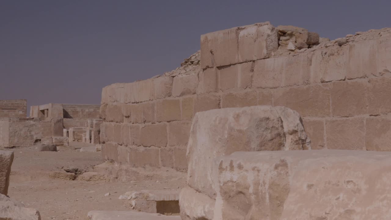 图中是萨卡拉乌纳斯金字塔的左图视频下载