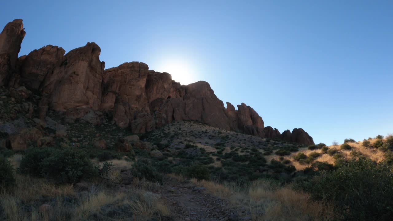 亚利桑那州的迷信山在早晨的阳光下背光视频素材