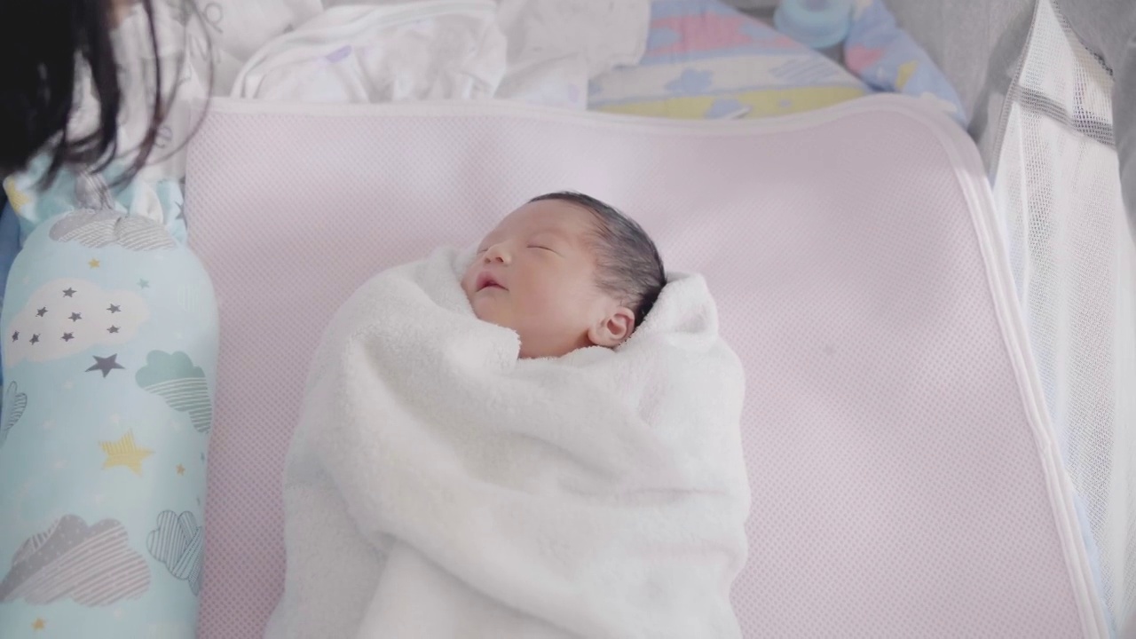 床上的亚洲新生儿肖像。视频素材