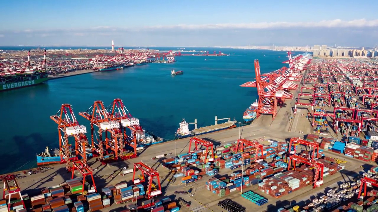快速运动时间推移。无人机航拍集装箱货船在青岛市码头商港、商务物流与运输业的航拍视频素材