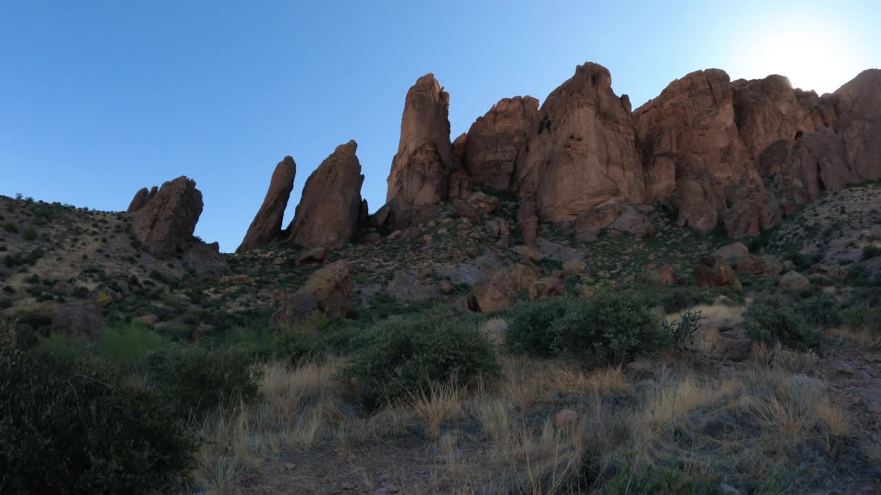 在亚利桑那州徒步旅行独特的岩层视频素材