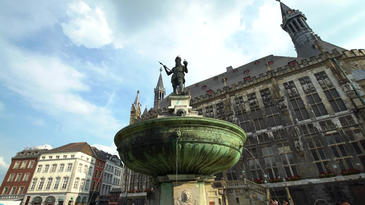 亚琛市政厅前的卡尔斯喷泉视频下载