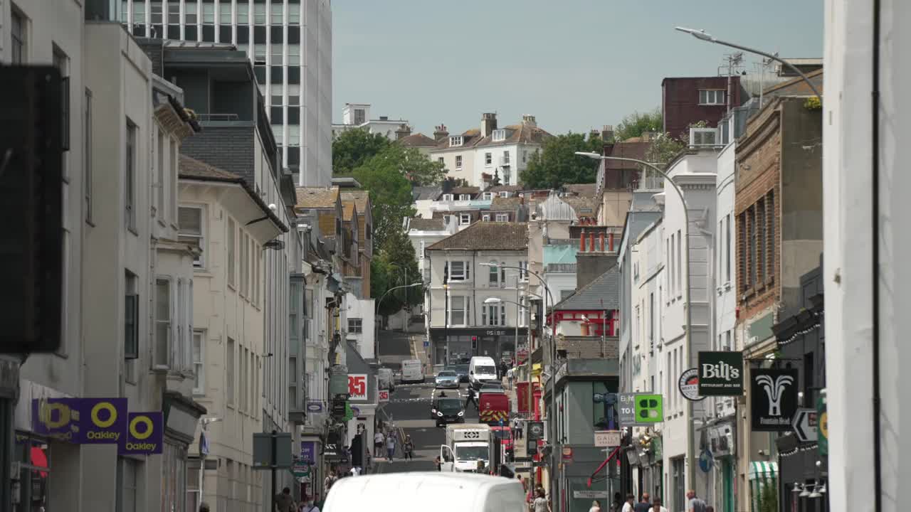 繁忙的街道场景在市中心，布莱顿，苏塞克斯，英格兰，英国，欧洲视频下载