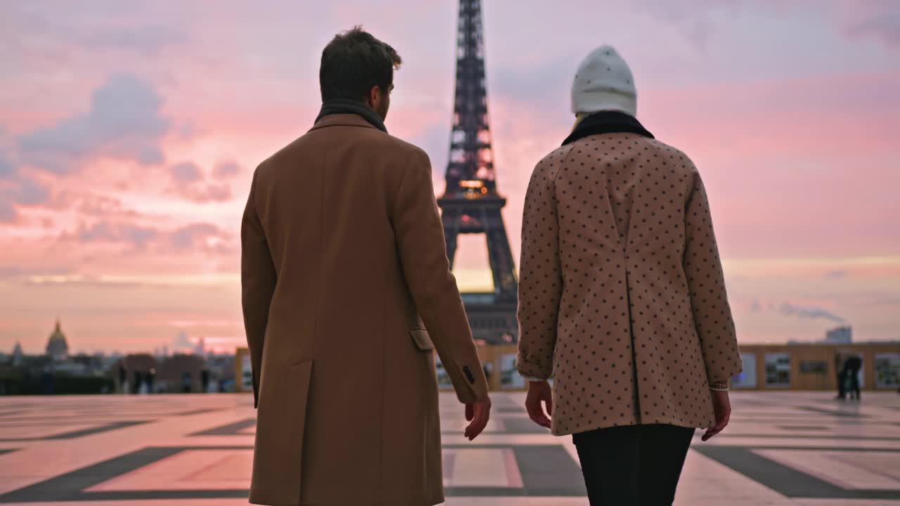 法国巴黎，一对年轻夫妇手牵着手走向埃菲尔铁塔视频下载