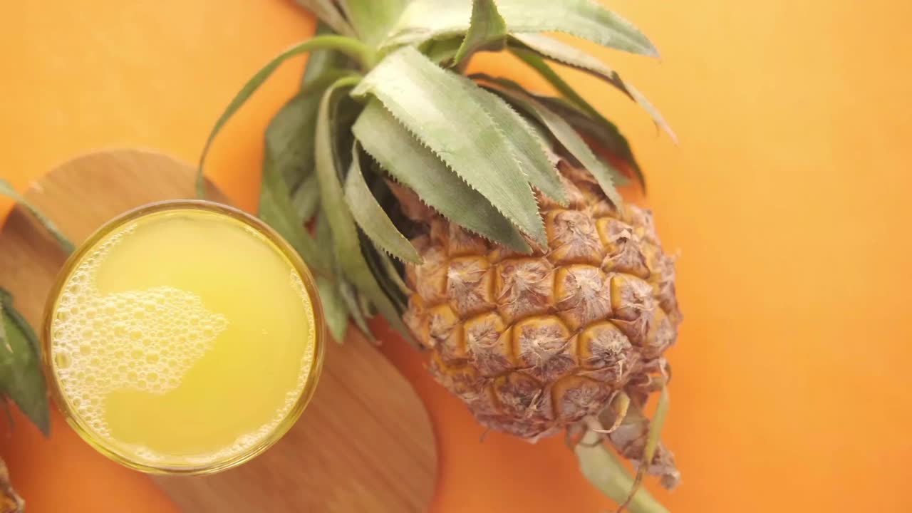 菠萝汁装在瓶子里放在桌子上视频下载