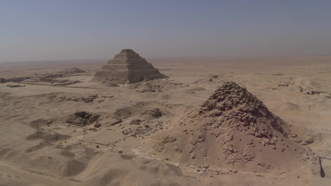 Djoser阶梯金字塔和塞加拉Userkaf金字塔的轨道拍摄视频下载