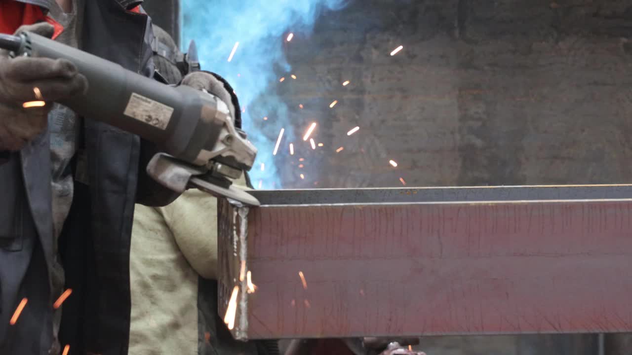 磨床在金属加工厂工作，用火花磨金属零件视频素材