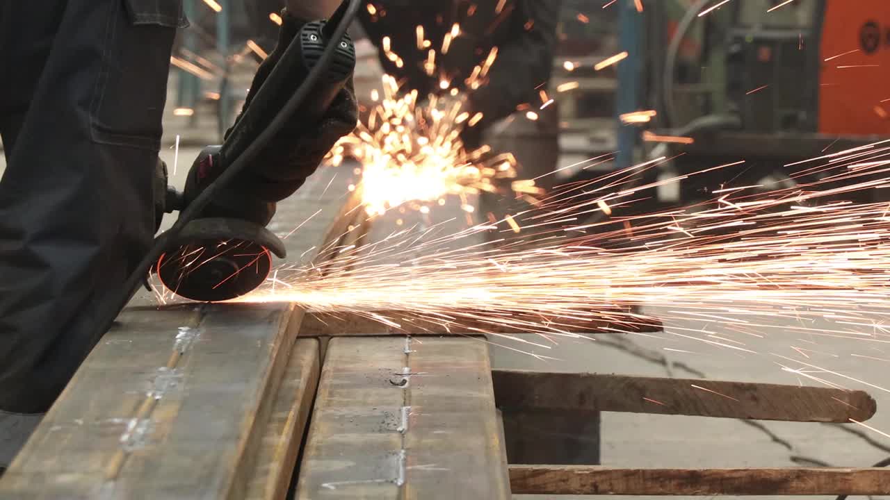 磨床在金属加工厂工作，用火花磨金属零件视频素材