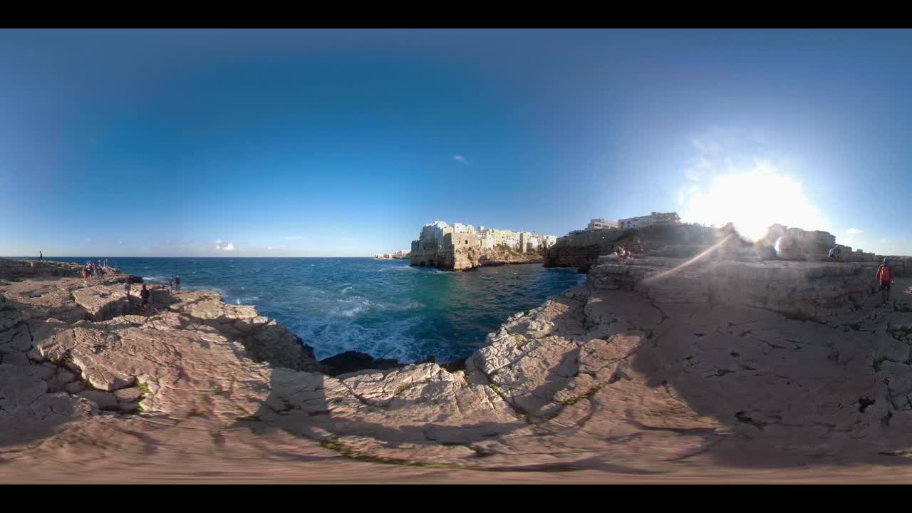 360 VR / View to Polignano悬崖上的Mare town视频素材