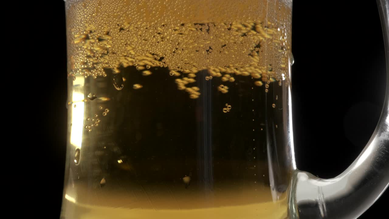 金色的啤酒在品脱玻璃杯里视频素材