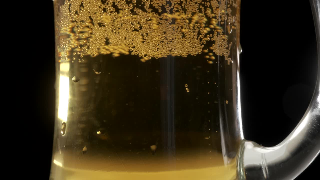 金色的啤酒球装在品脱玻璃杯里视频素材