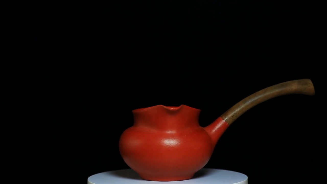 茶壶黑暗背景的镜头视频素材