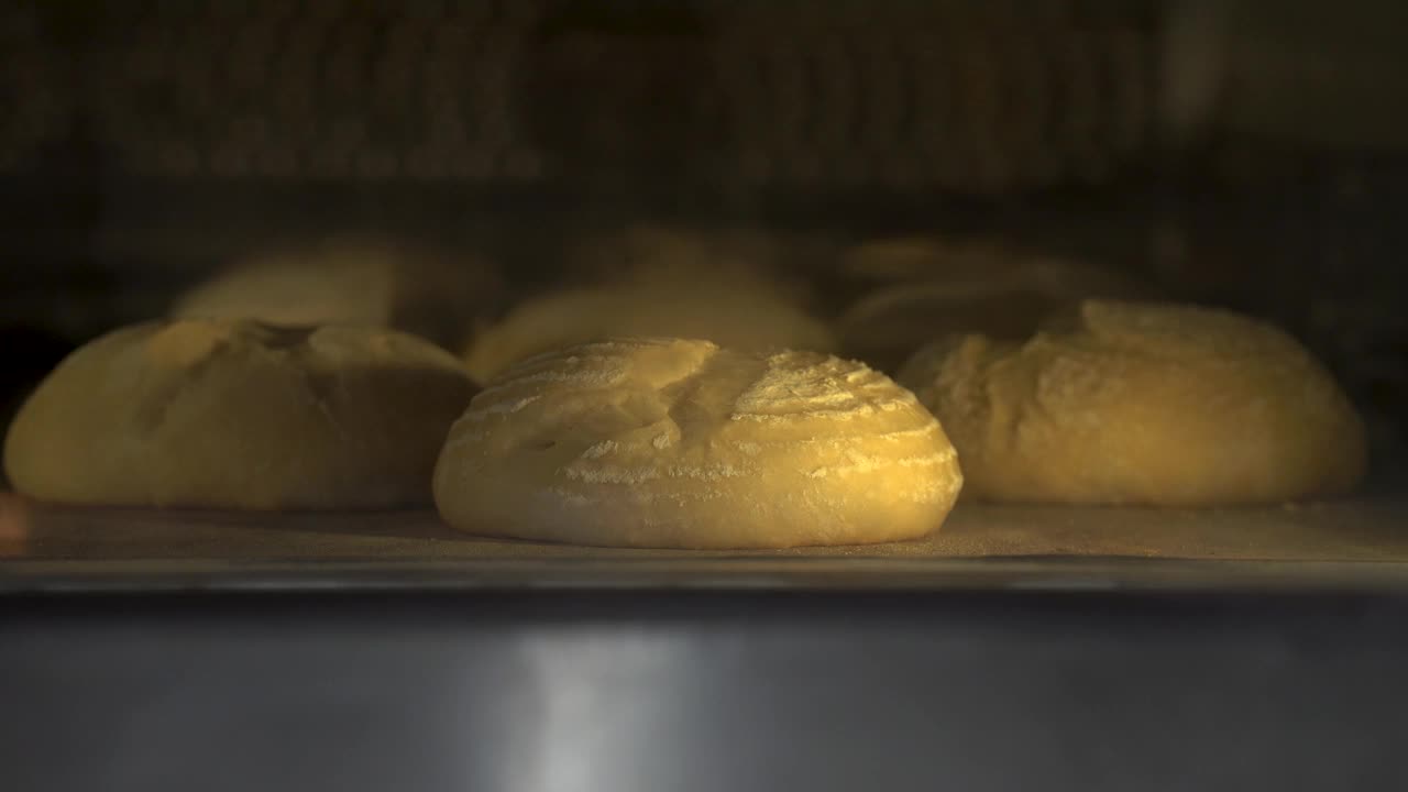 面包房烤箱中烤面包的时间视频下载