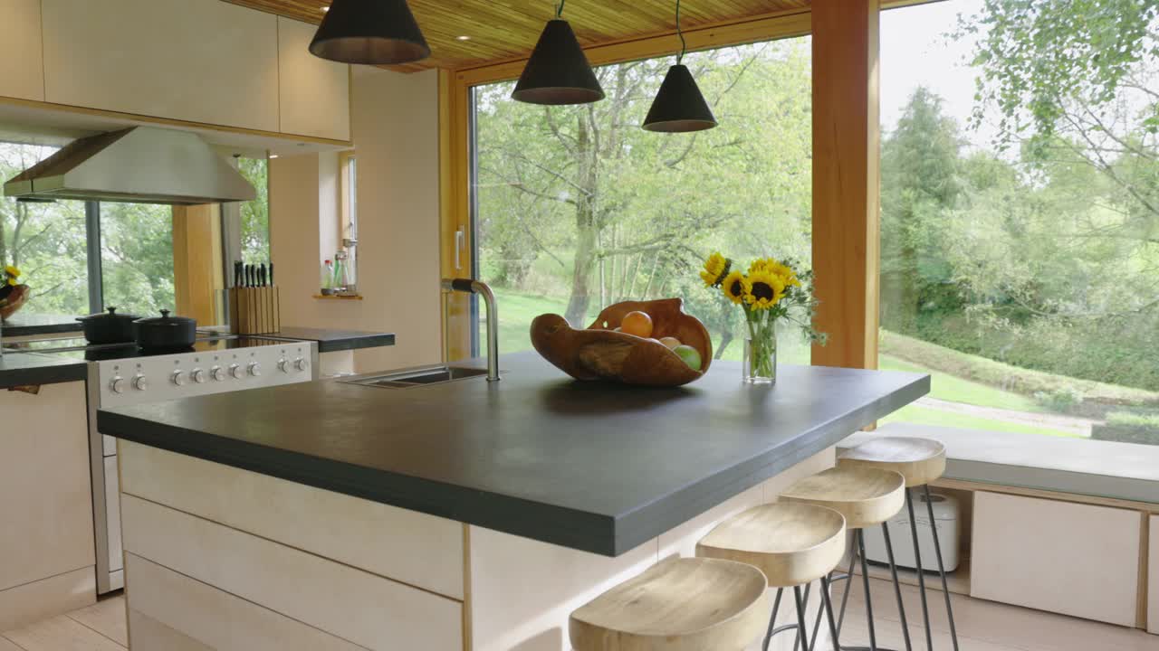 现代住宅中的厨房，蒂弗顿，德文郡，英国视频素材