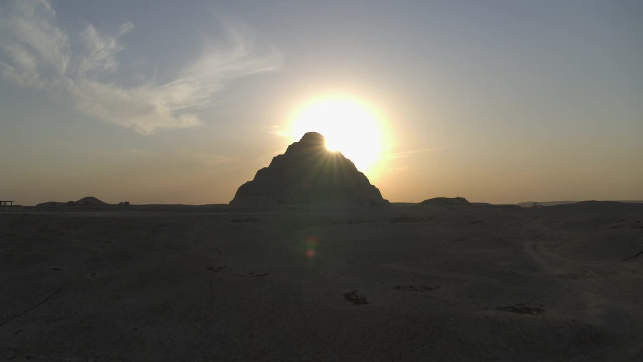 太阳在塞加拉德乔塞阶梯金字塔后面落下的上升镜头视频下载