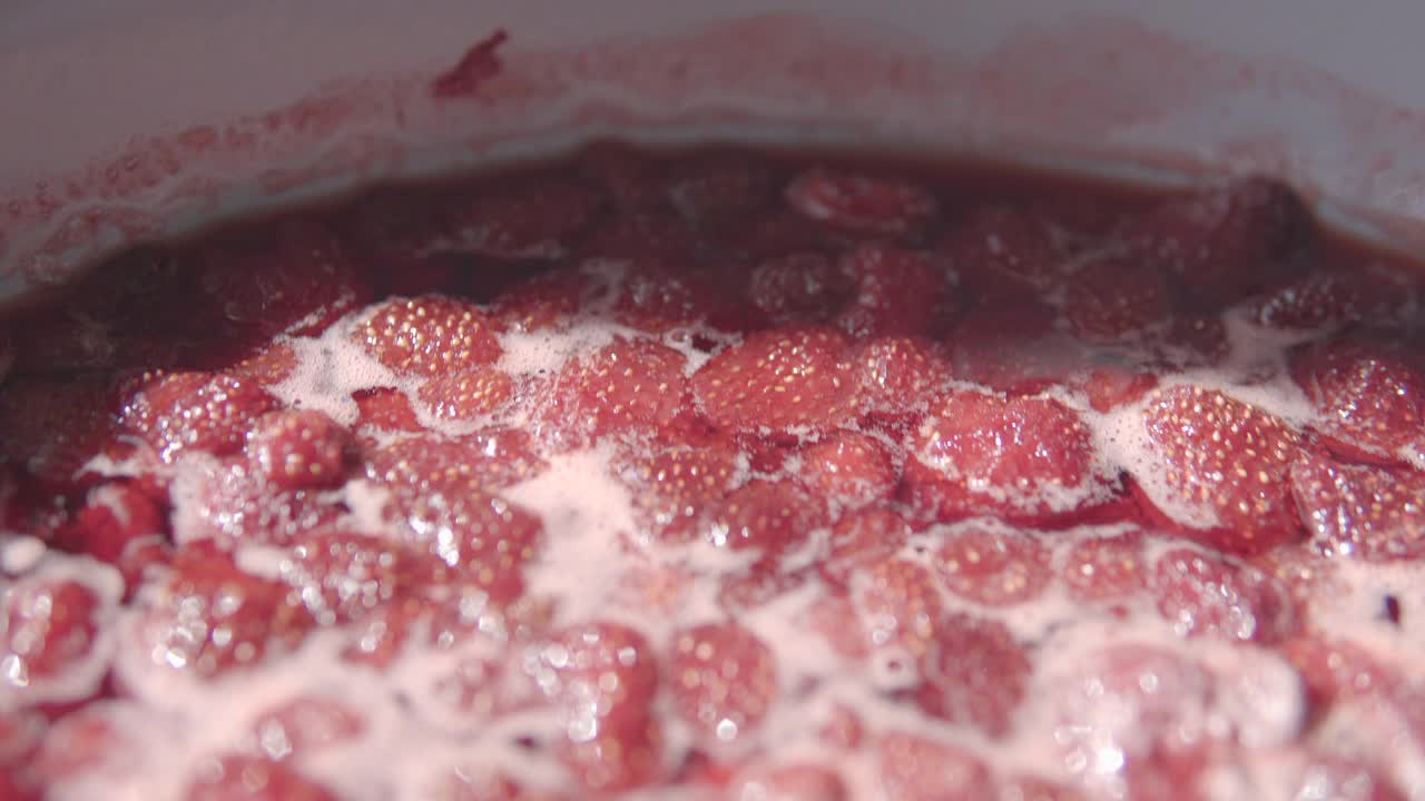 草莓酱是在炉子上煮的。自制果酱自制果酱的过程视频素材