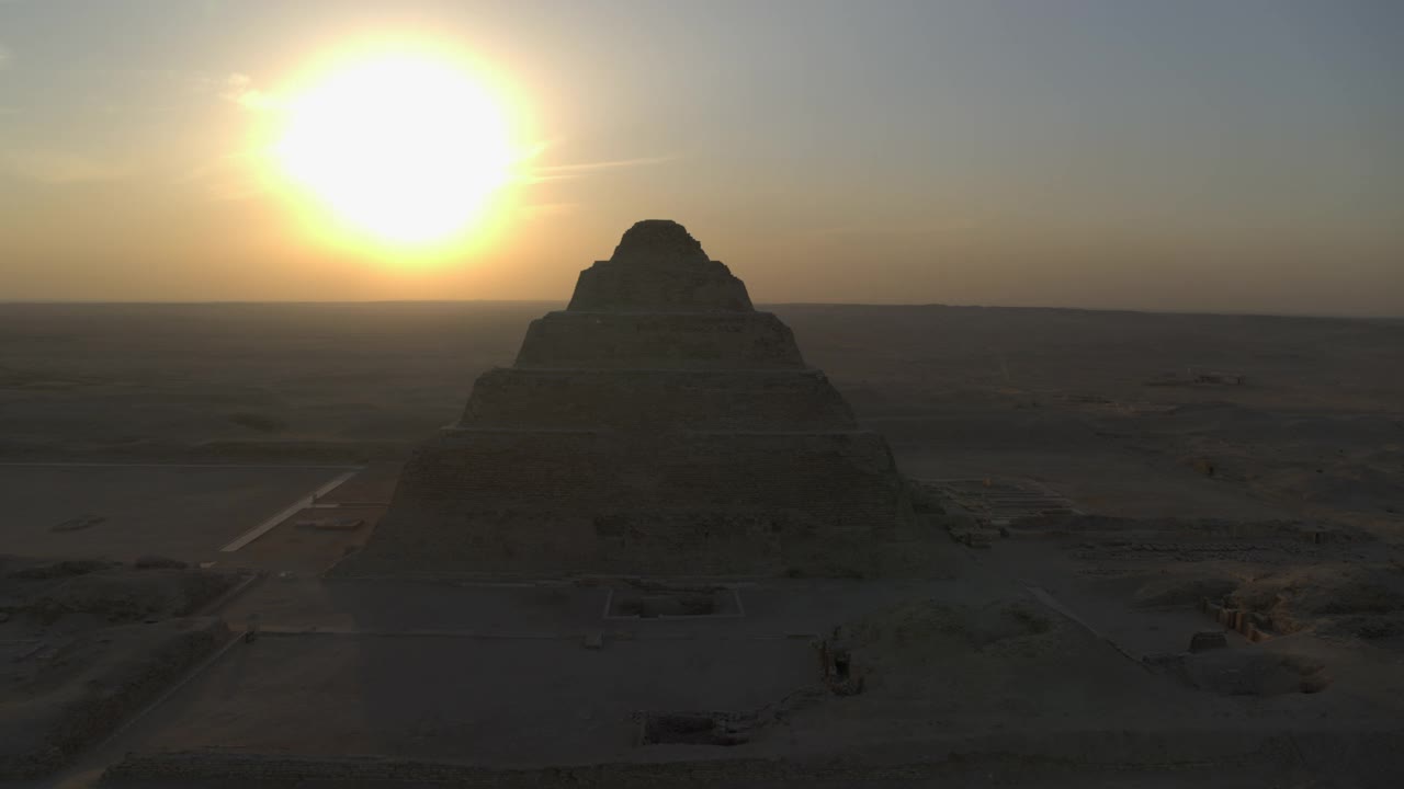 太阳在塞加拉德乔塞阶梯金字塔后面落下的轨道照片视频下载