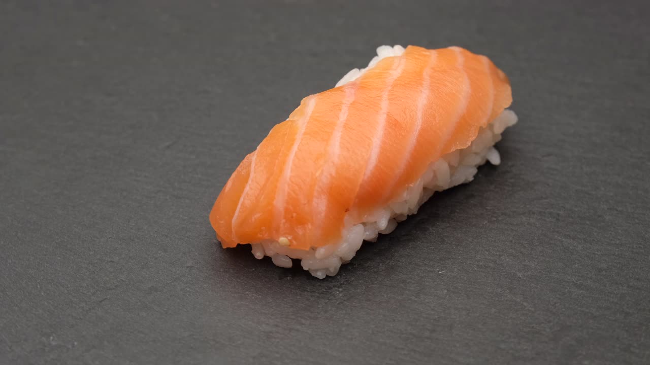 寿司手握寿司，三文鱼，日本料理视频下载