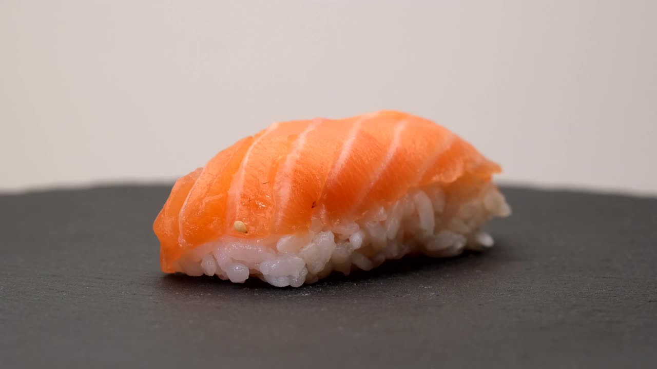 寿司，手握三文鱼，白色背景的日本食物视频下载