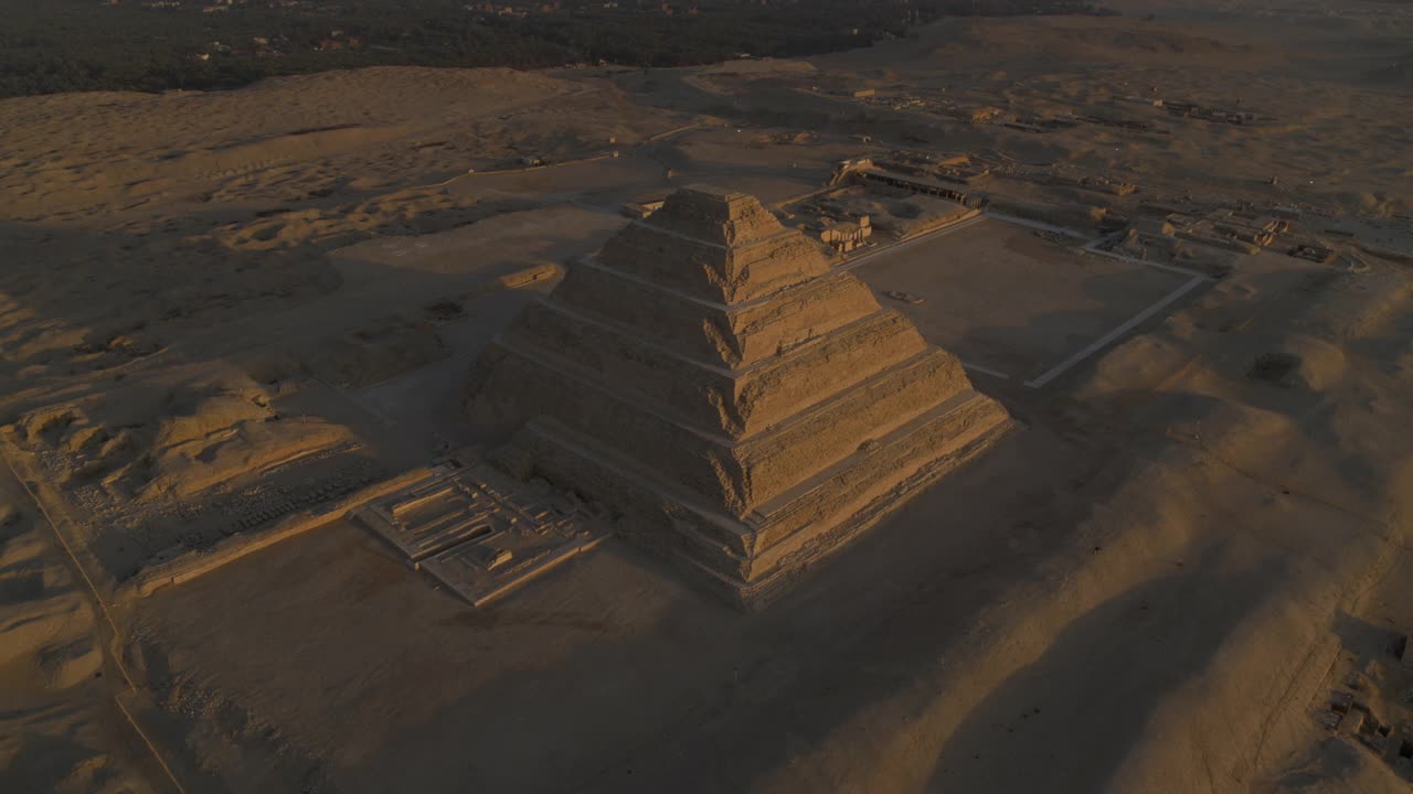 塞加拉古遗址德乔塞阶梯金字塔的下摄视频下载