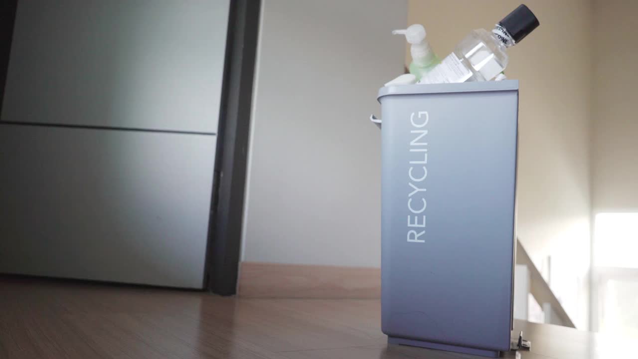 塑料瓶在家里的回收站视频下载