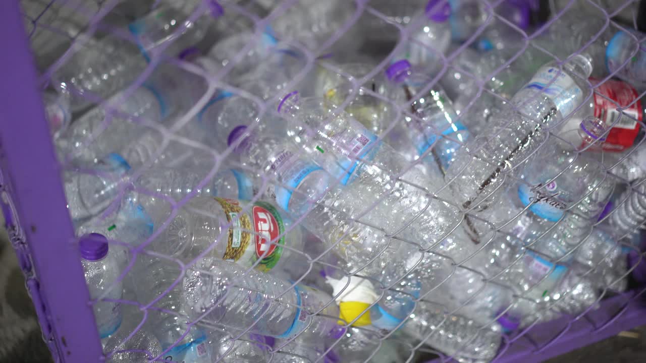 室外回收站里的塑料瓶视频下载