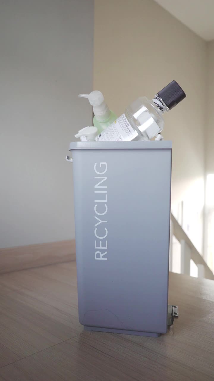 垂直射击的塑料瓶在回收站在家里视频下载