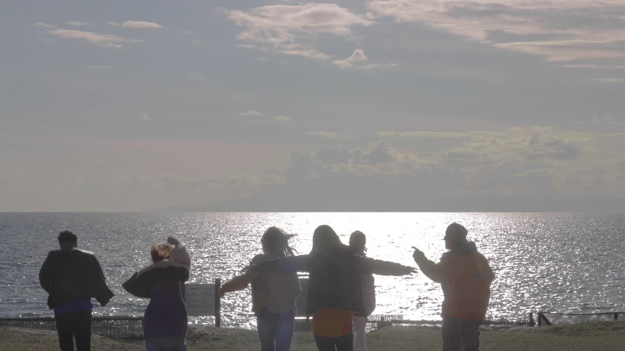 一群奔向大海的舞者。视频素材