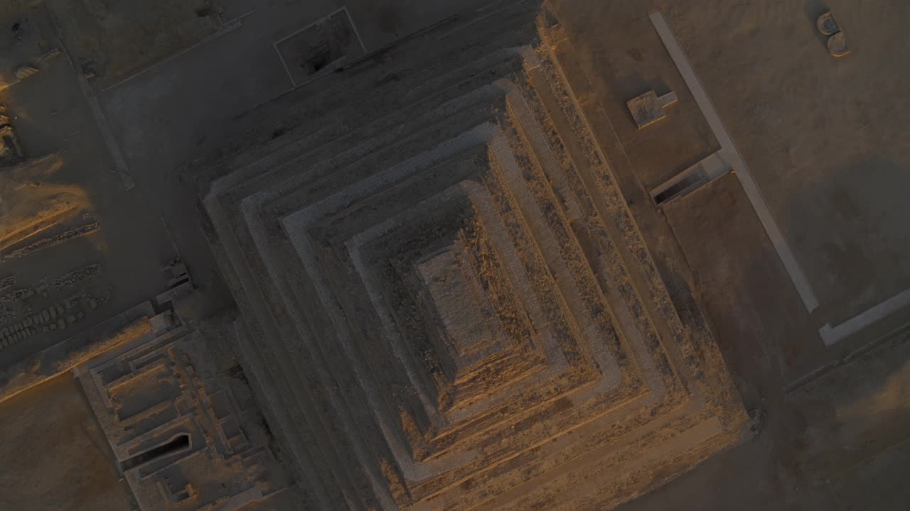 上图是塞加拉古遗址的卓瑟阶梯金字塔视频下载