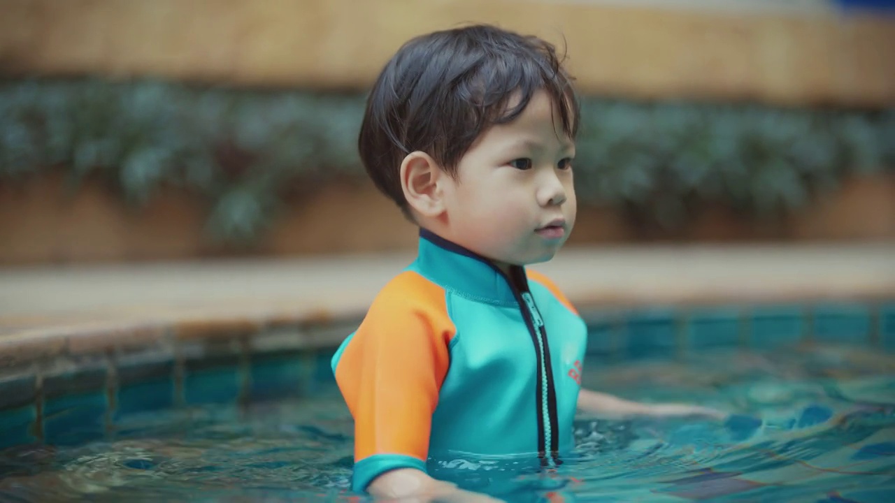 游泳池里的男孩和孩子。视频下载