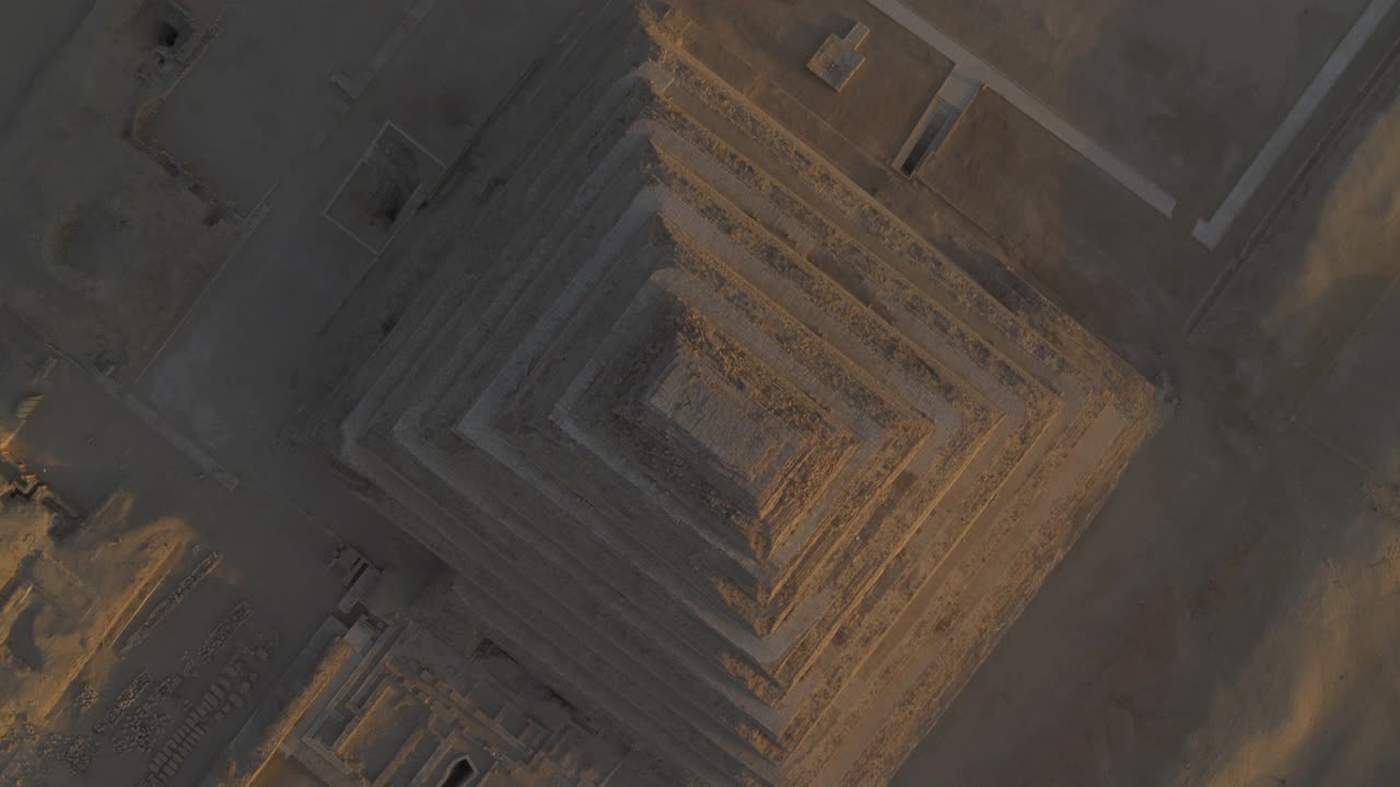 高角度拍摄的塞加拉古遗址的卓瑟阶梯金字塔视频下载