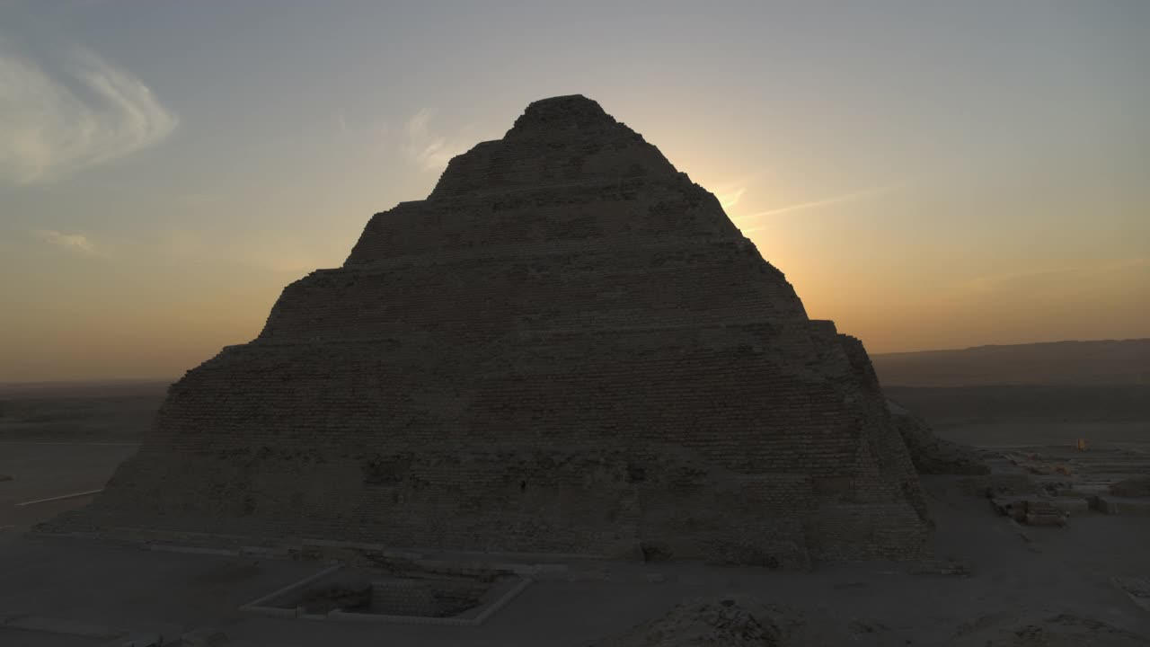 太阳在塞加拉德乔塞阶梯金字塔后面落下的轨道照片视频下载