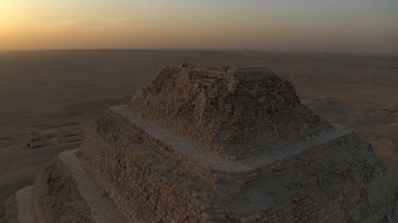 塞加拉德乔塞阶梯金字塔顶端的轨道拍摄视频下载